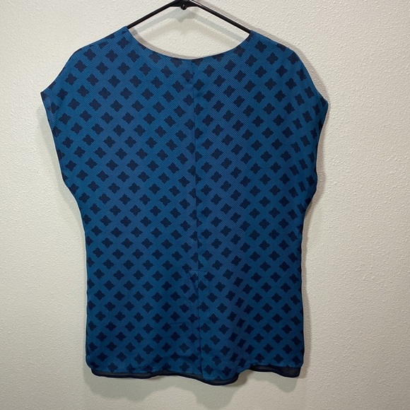 CAbi #3274 XS Pacific Blue Foulard Diamond Layered Cap Sleeve Print Blouse - Picture 4 of 6